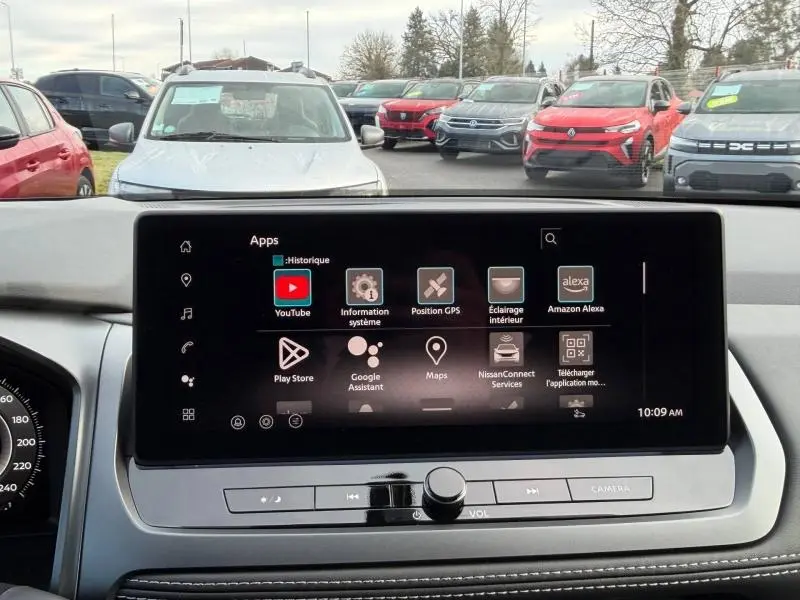 Écran tactile central du Nissan Qashqai Hybrid e-POWER 2025, vue intérieure frontale avec interface applications connectées.
