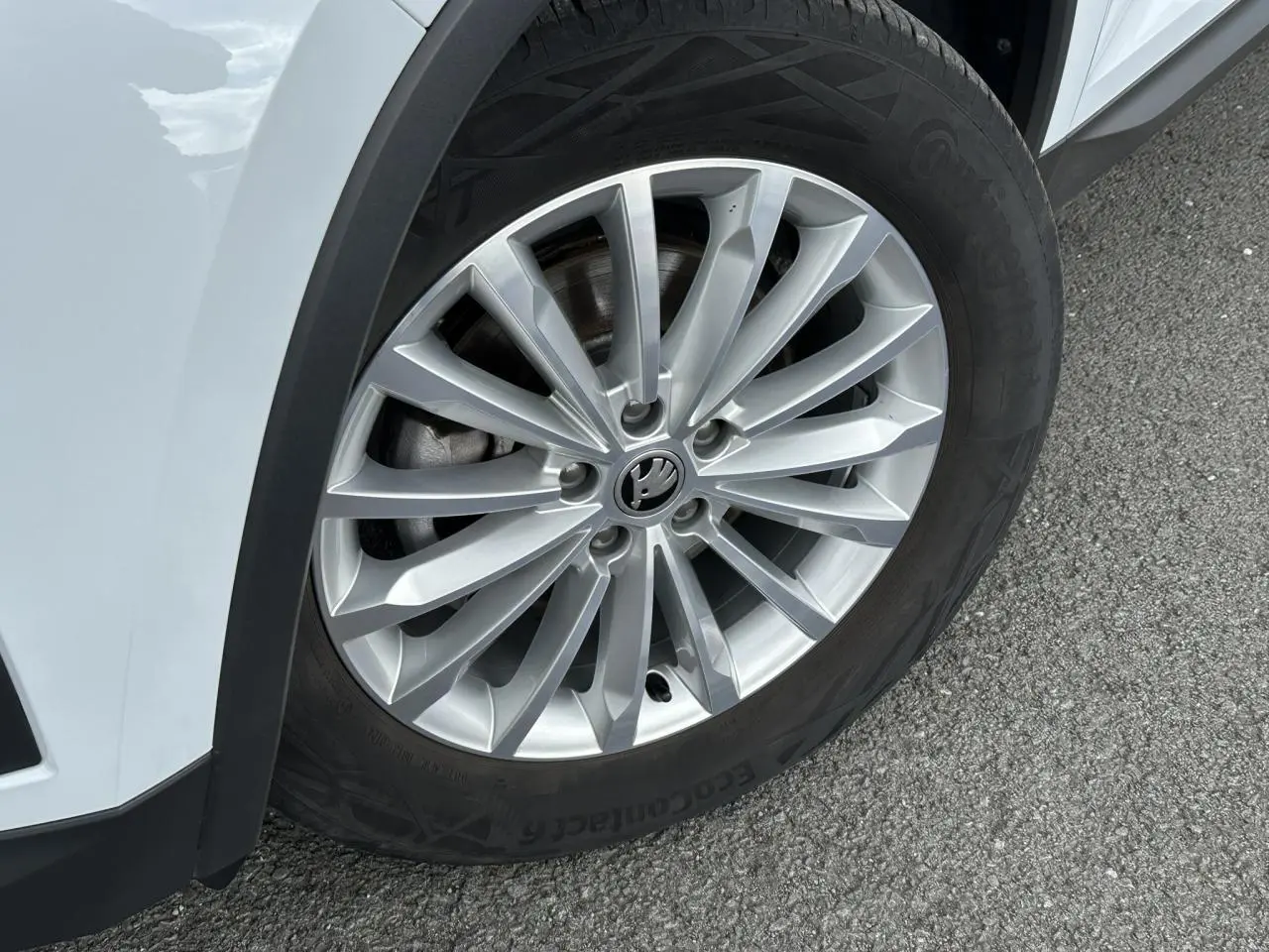 Gros plan sur la jante alliage 18 pouces Elbrus argentée du Skoda Kodiaq blanc glacier, côté avant droit.