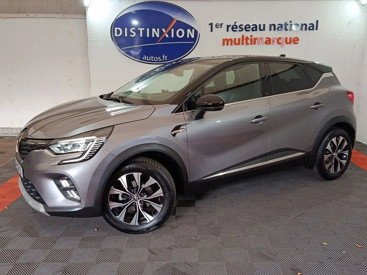 Renault Captur Techno TCe 90 gris foncé en profil droit, avec jantes alliage et feux LED avant visibles.