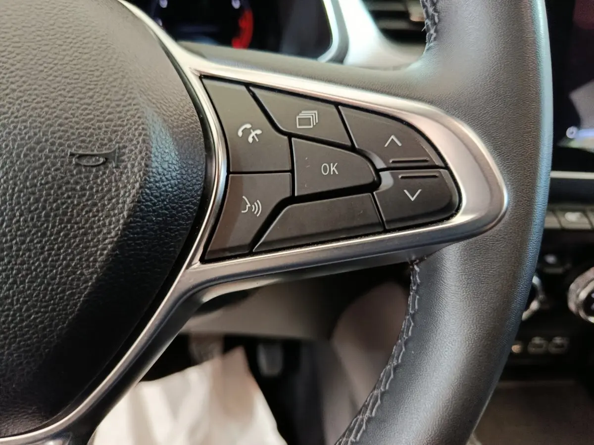 Gros plan sur les commandes du volant côté droit du Renault Captur gris foncé 2024, finition techno TCe 90.