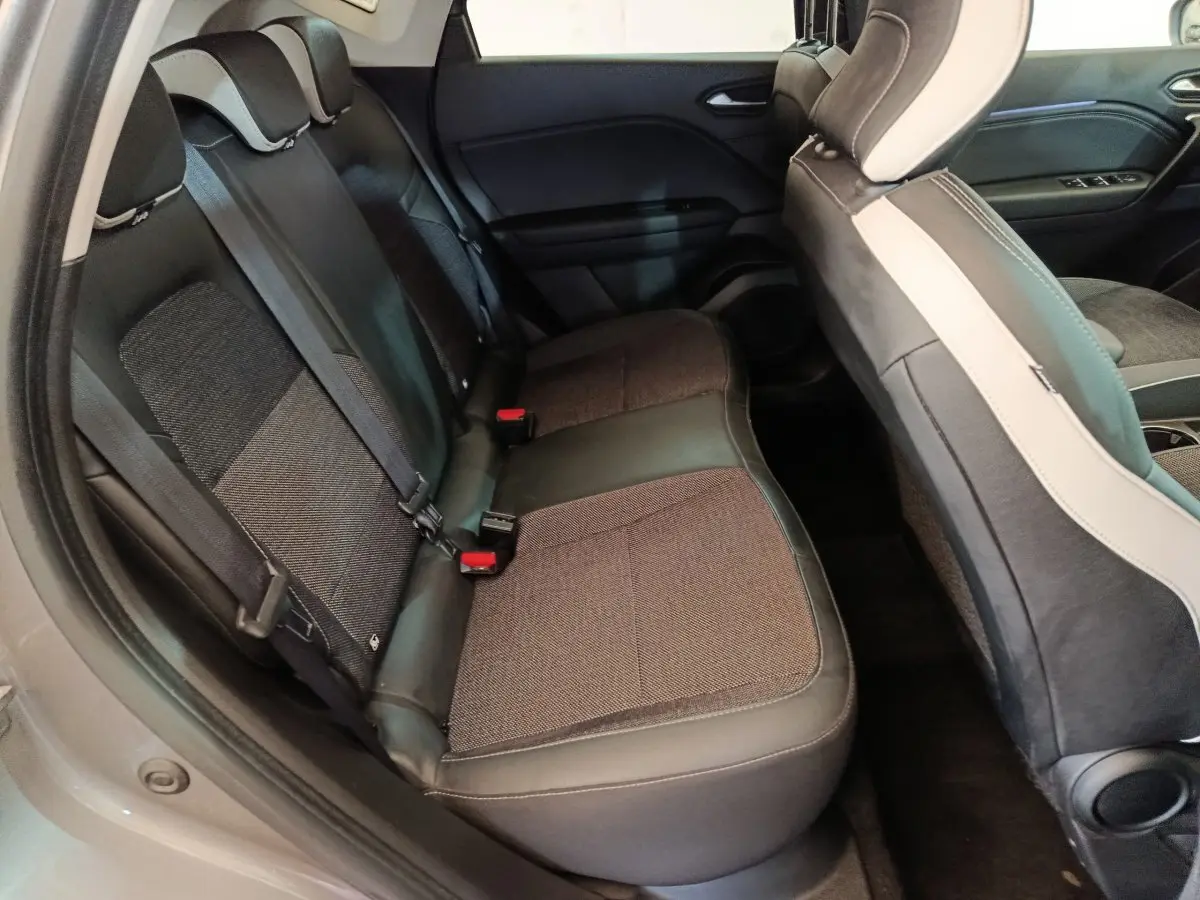 Vue intérieure côté gauche sur la banquette arrière gris foncé et noir du Renault Captur Techno TCe 90 2024.