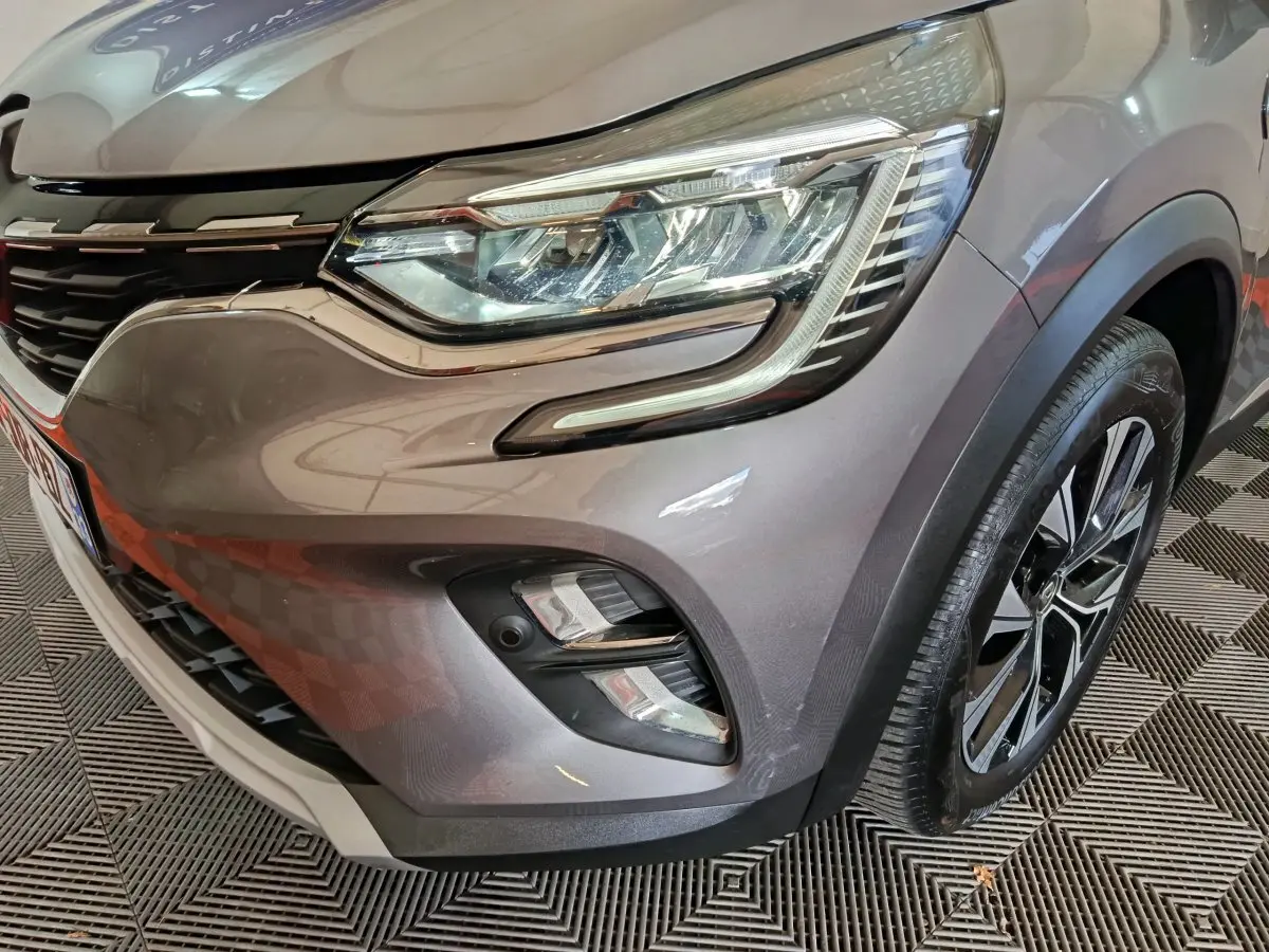 Gros plan sur l'avant droit gris foncé du Renault Captur 2024 avec ses phares LED et jante alliage noire.