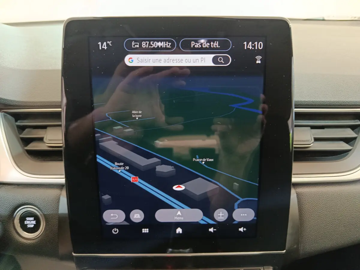 Écran tactile central du tableau de bord du Renault Captur gris foncé, affichant la navigation 3D.