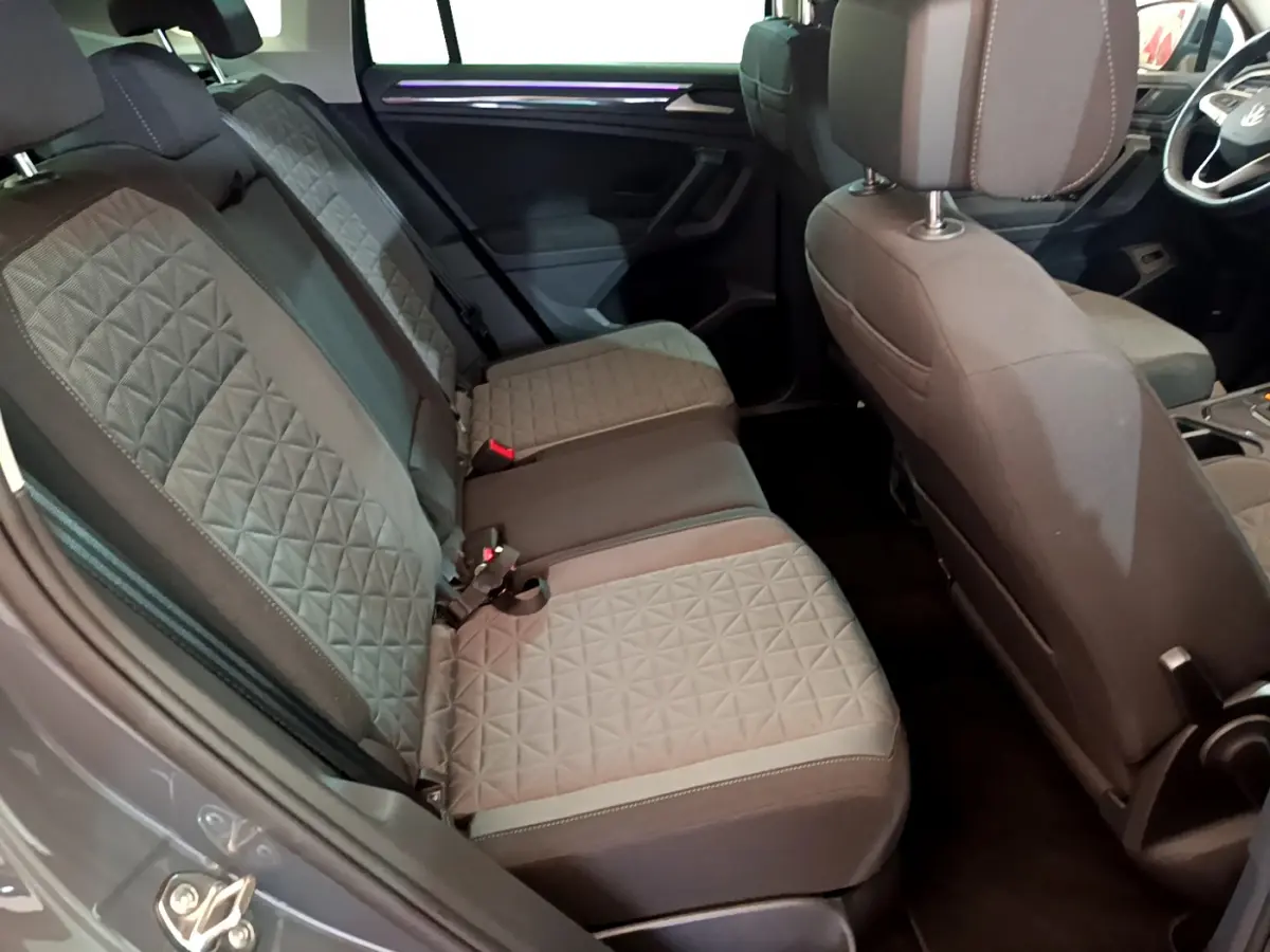 Vue intérieure côté gauche sur les sièges arrière gris à motifs du Volkswagen Tiguan 2.0 TDI 150 DSG7 Life Business 2021.