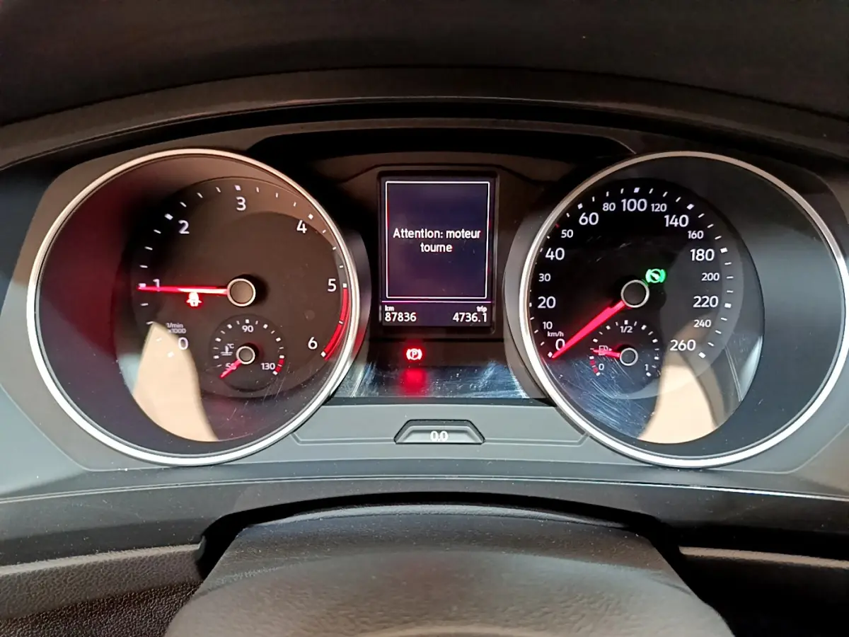 Tableau de bord du Volkswagen Tiguan 2021 avec affichage digital central et compteurs analogiques au repos.