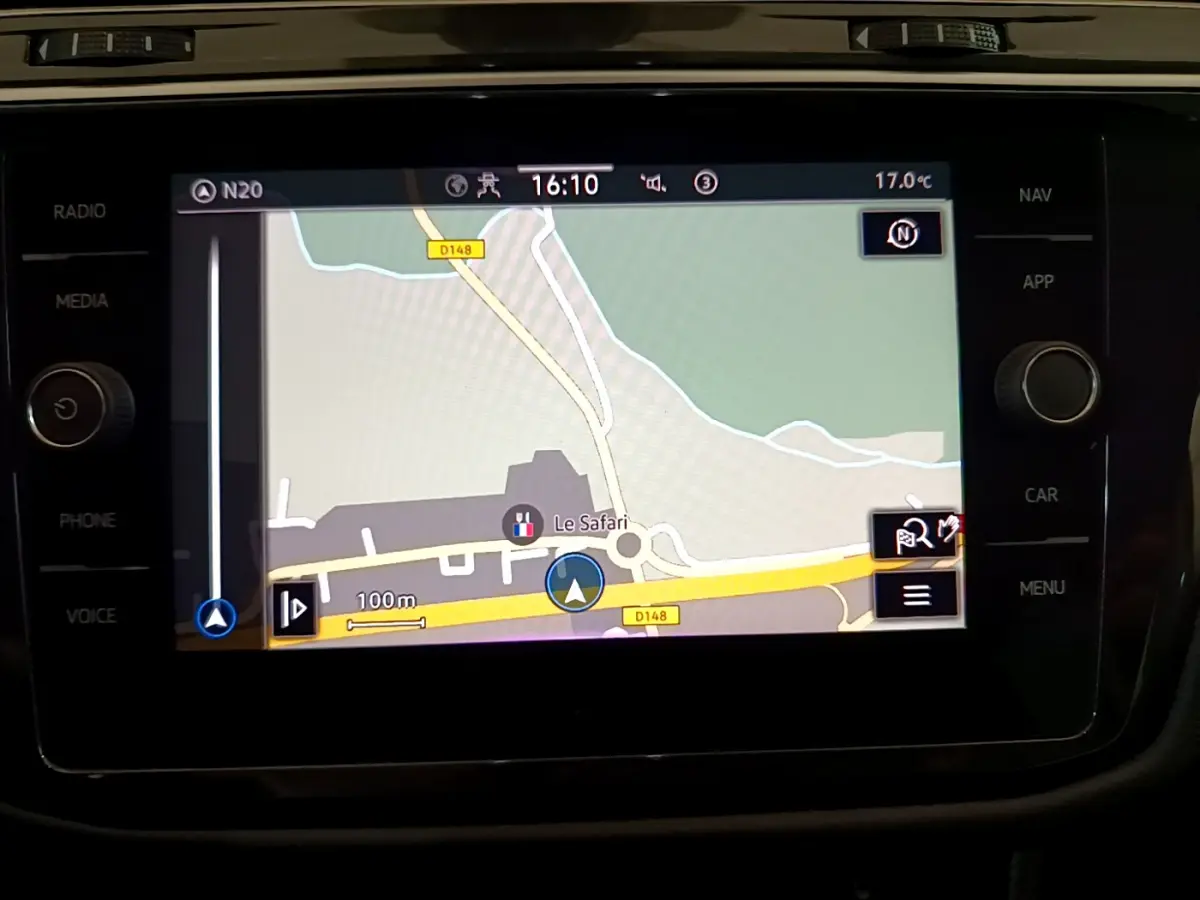 Écran tactile central affichant la navigation GPS du Volkswagen Tiguan 2.0 TDI 150 DSG7 Life Business 2021.