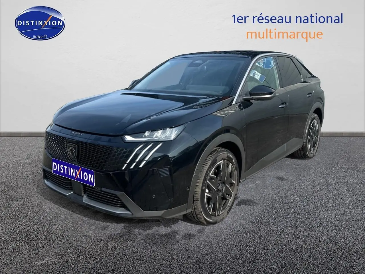 Peugeot 3008 noir perla nera vue 3/4 avant droit, avec calandre distinctive et jantes alliage noires.