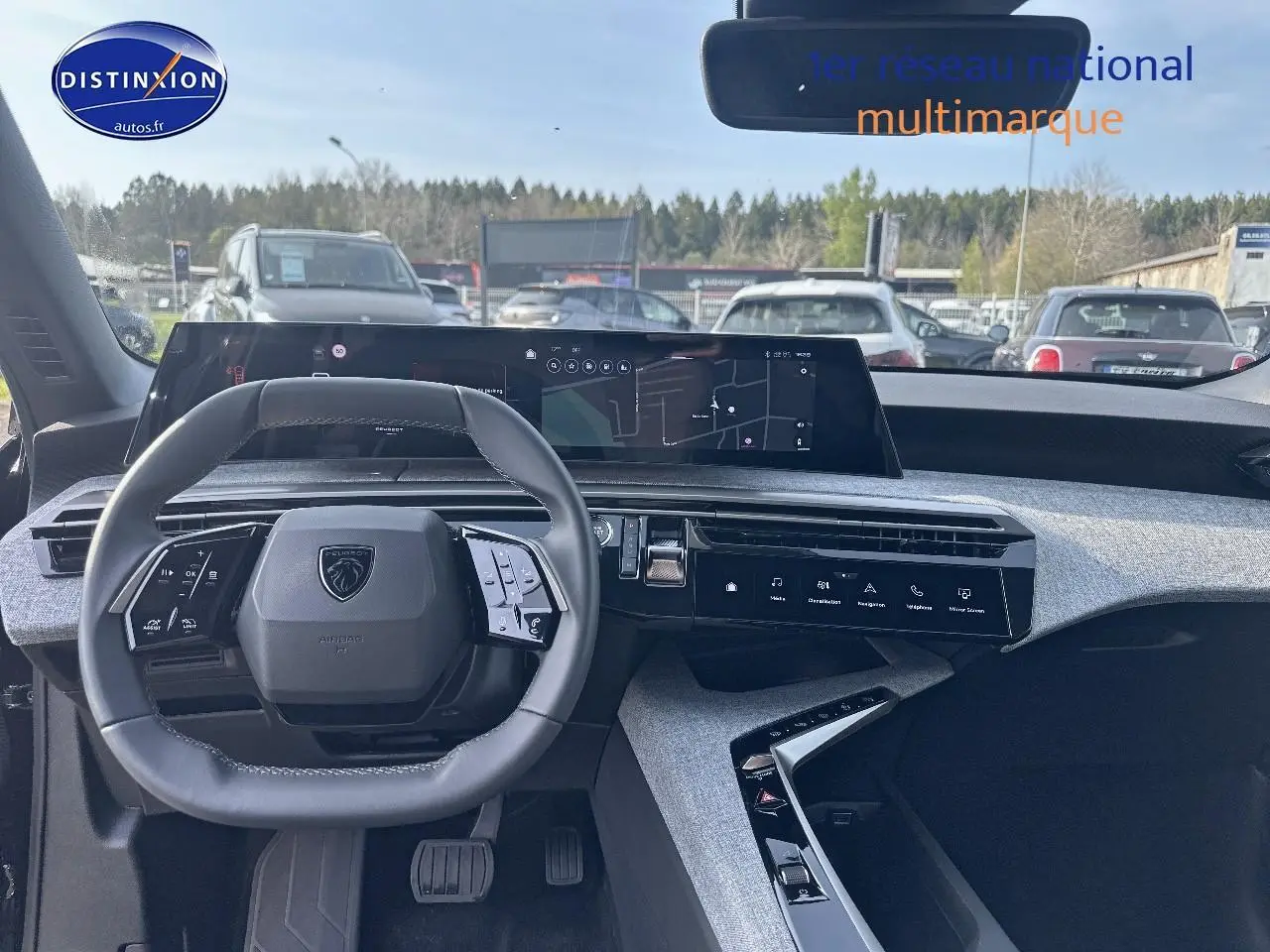 Vue intérieure frontale du tableau de bord et volant cuir noir du Peugeot 3008 1.2 hybrid 145 allure e-dcs6 2025.