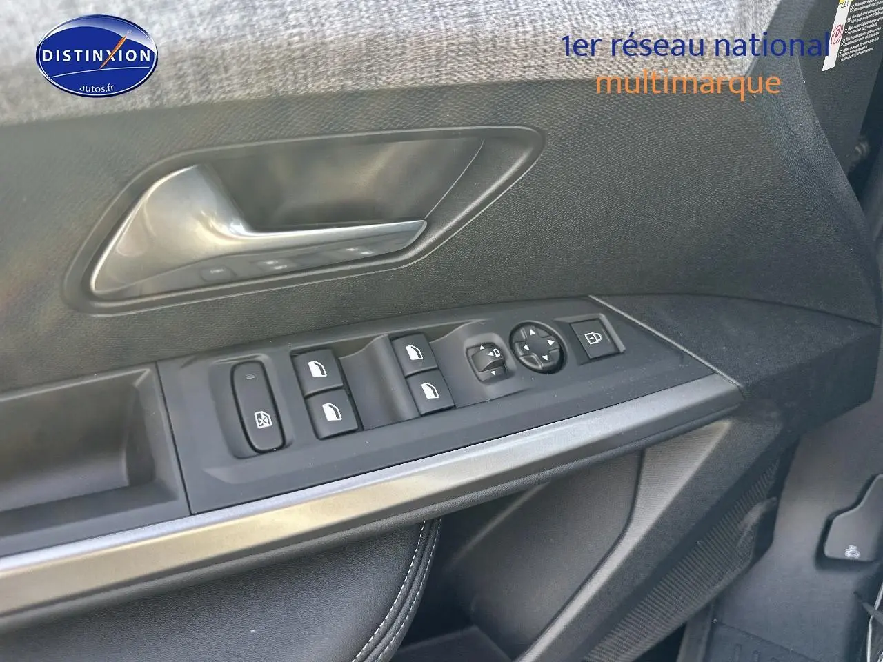 Vue rapprochée de la porte avant gauche noire du Peugeot 3008 2025 avec commandes électriques et poignée argentée.