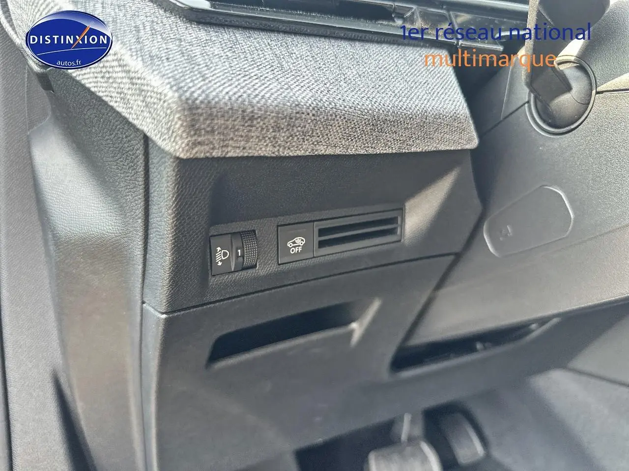 Détail intérieur côté gauche du tableau de bord noir avec commandes d’éclairage et de désactivation d’assistance Peugeot 3008 2025.