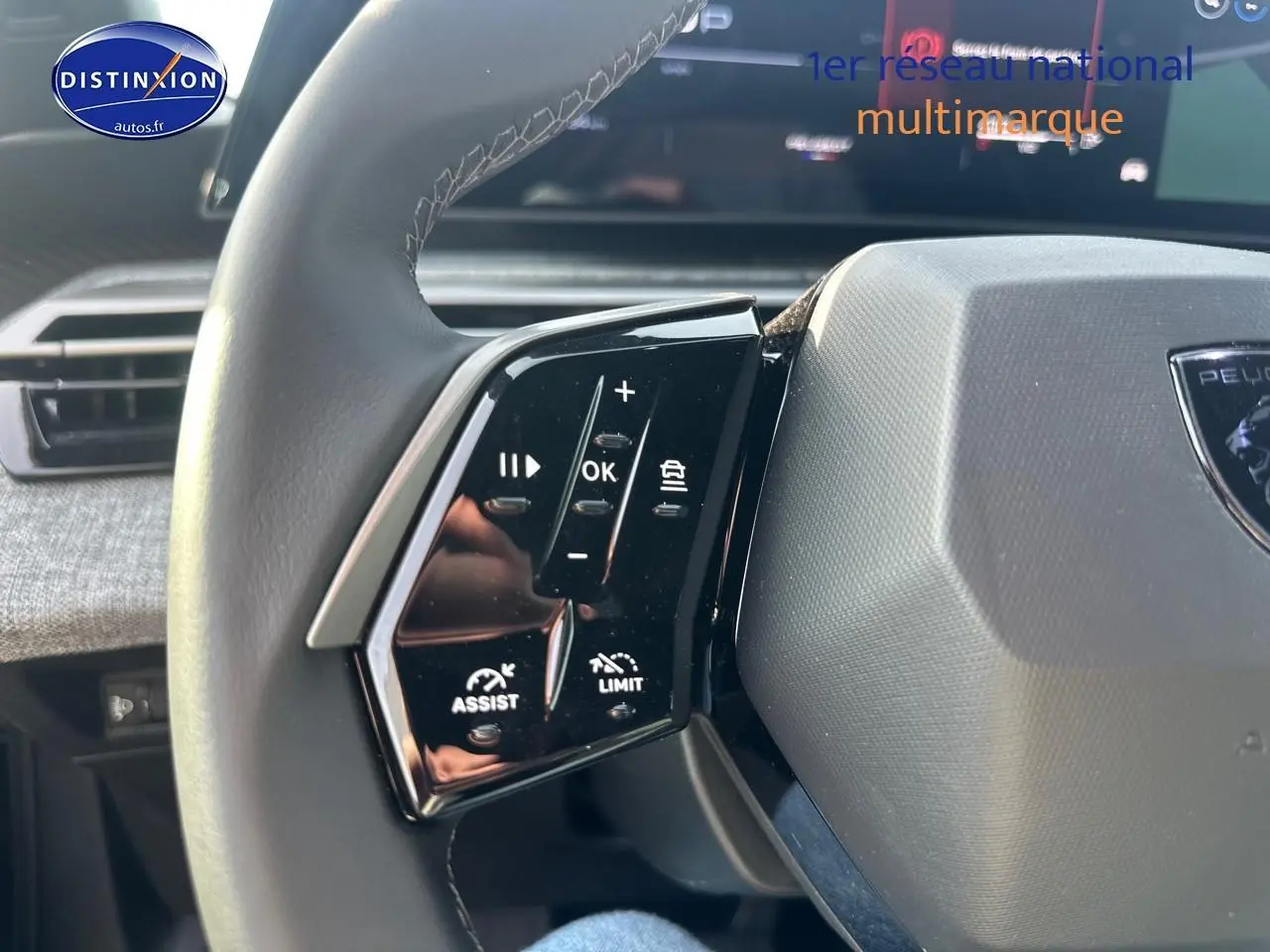 Gros plan sur le volant cuir multifonction noir du Peugeot 3008 1.2 hybrid 145 allure 2025 avec commandes intégrées.