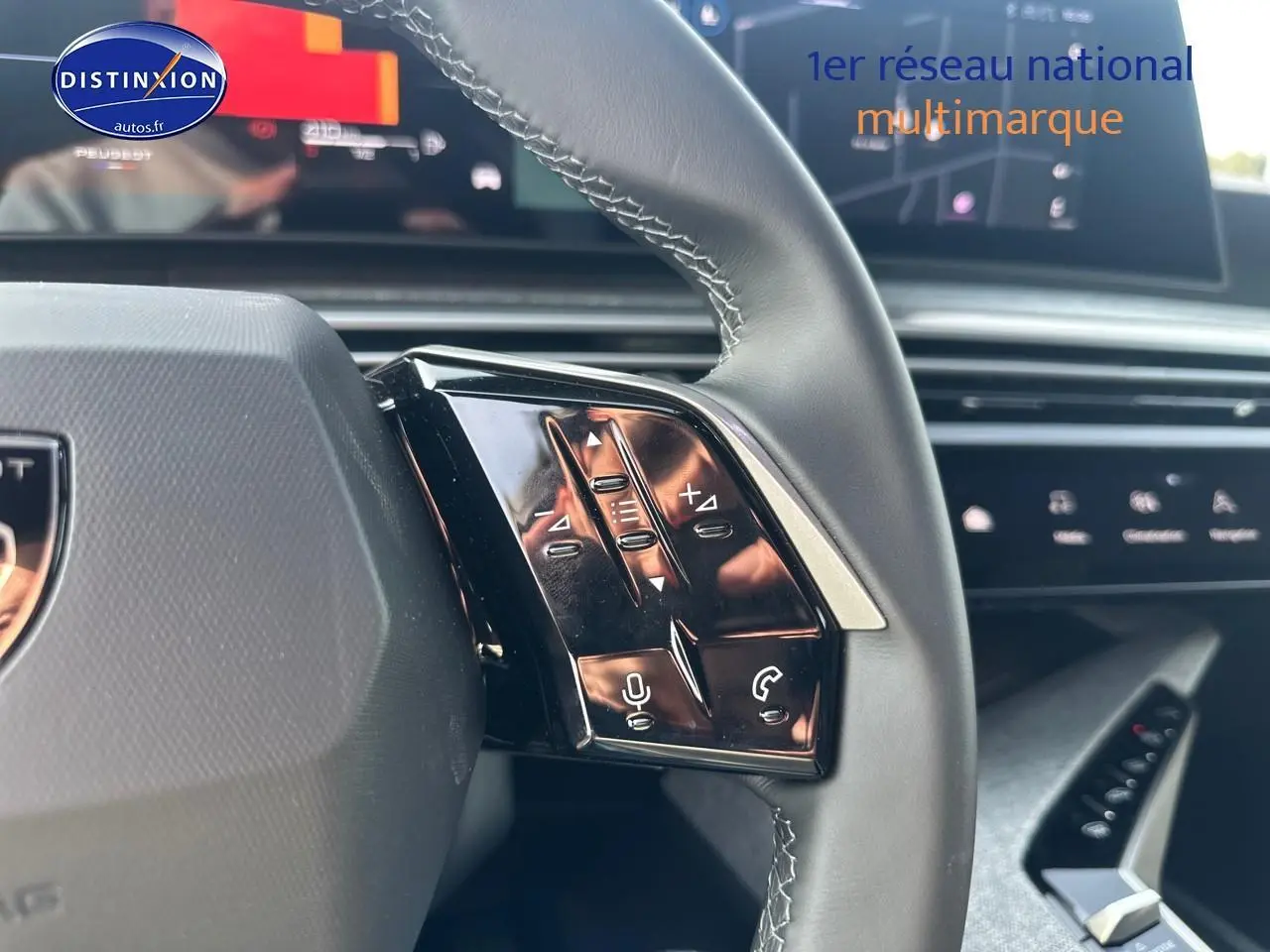 Gros plan sur la partie gauche du volant cuir multifonction d’un Peugeot 3008 noir perla nera, avec commandes audio et téléphone.