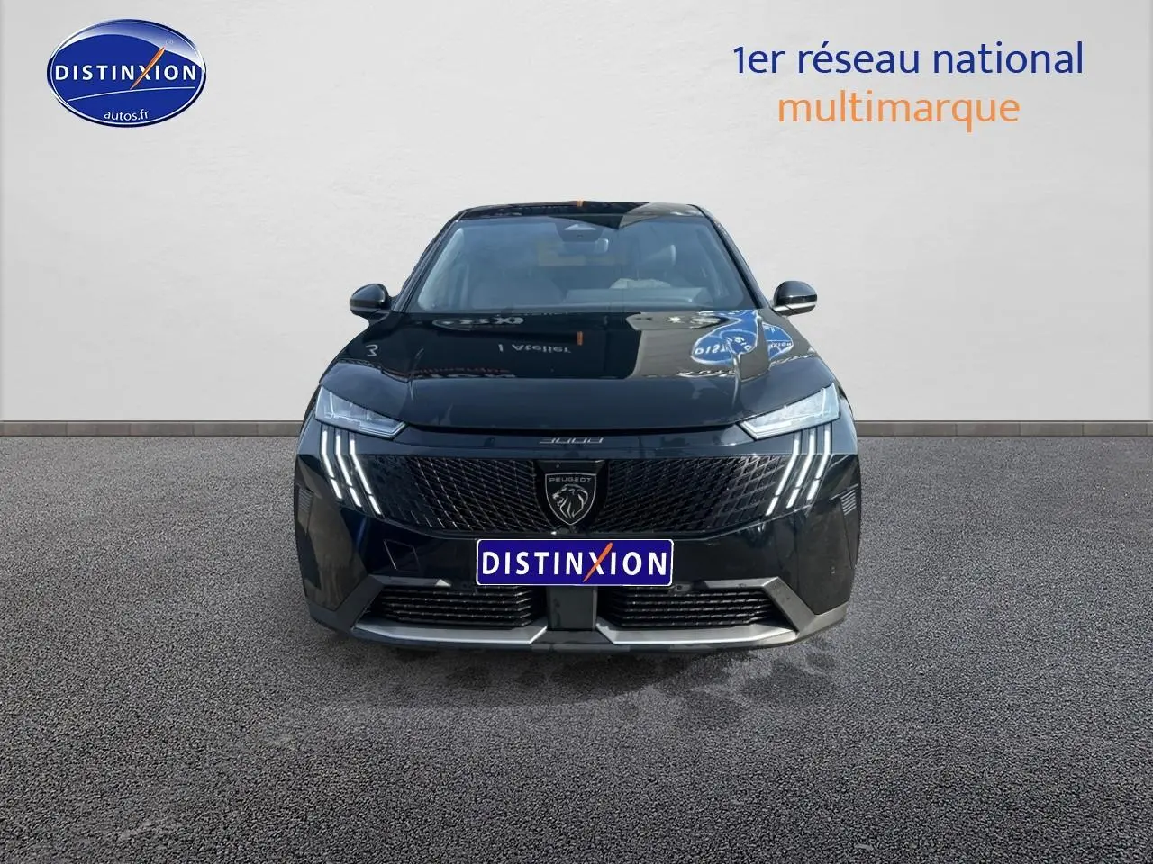 Peugeot 3008 noir perla nera vue de face avec phares LED et calandre distinctive Lion Peugeot.