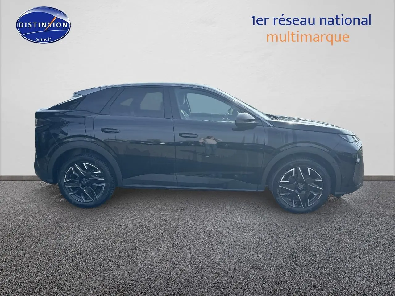 Profil droit d’un Peugeot 3008 noir perla nera 2025 avec jantes alliage et lignes modernes distinctives.