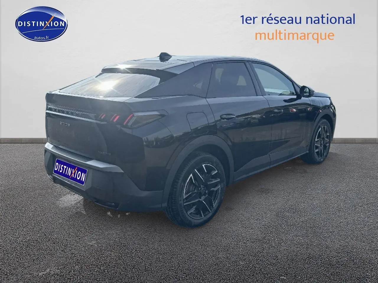 Peugeot 3008 noir perla nera vue 3/4 arrière droit, jantes alliage et feux arrière LED distinctifs.