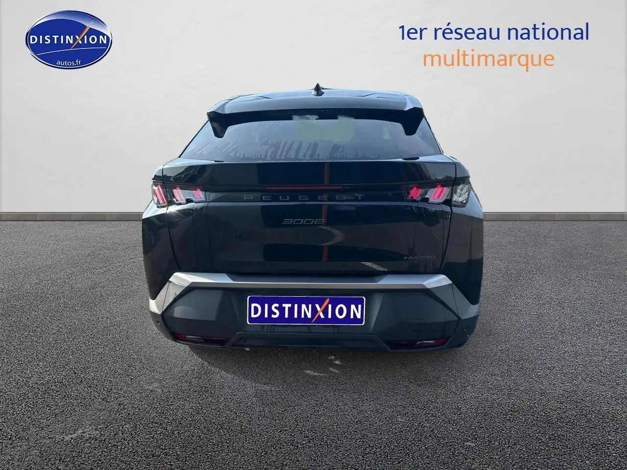 Vue arrière d’un Peugeot 3008 noir perla nera avec feux LED et becquet arrière visible sur fond neutre.