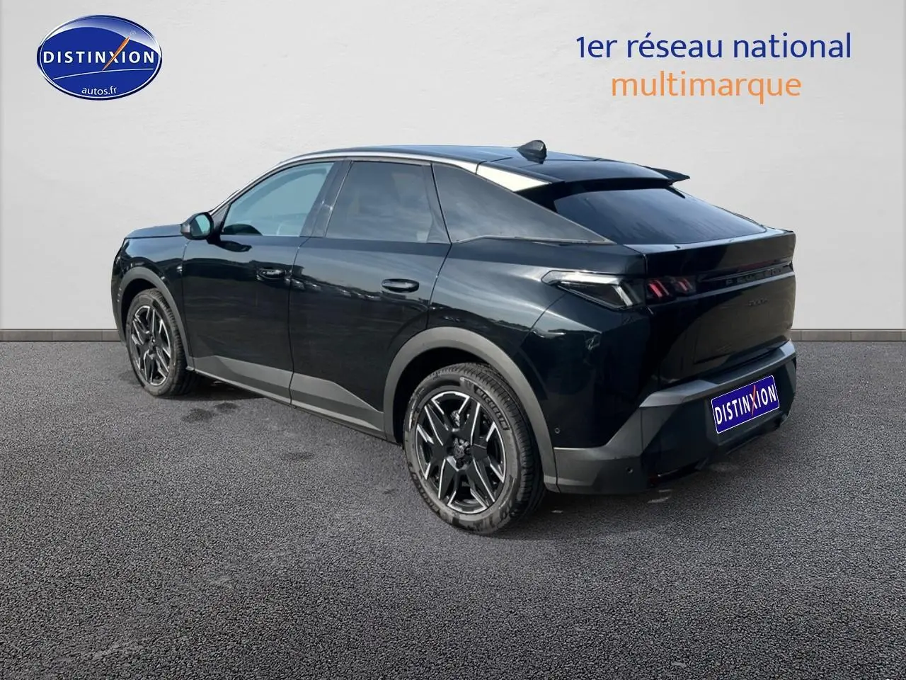 Peugeot 3008 noir perla nera, vue 3/4 arrière droit, jantes alu et feux arrière LED distinctifs.