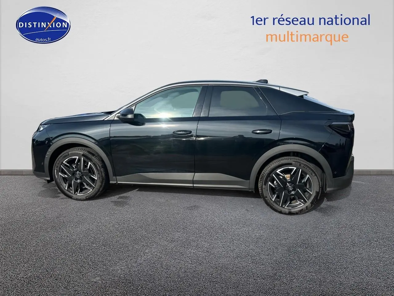 Profil droit du Peugeot 3008 noir perla nera 2025 avec jantes alu et lignes épurées.