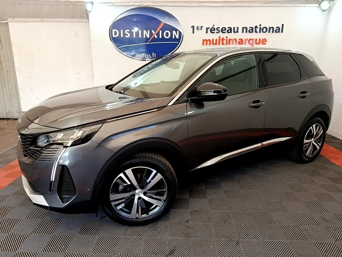 Peugeot 3008 BlueHDi 130 gris foncé en 3/4 avant droit, avec jantes alliage et signature lumineuse verticale LED.