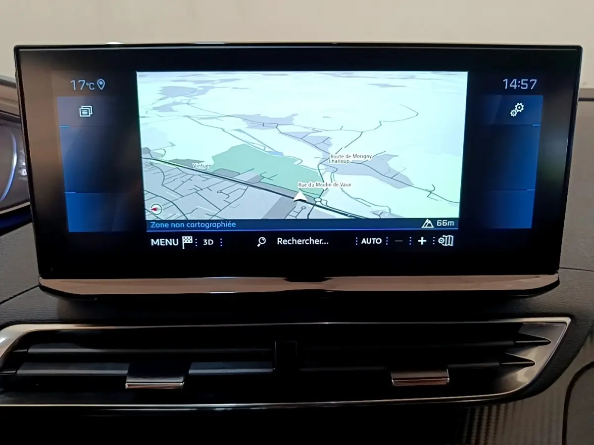 Écran tactile central affichant la navigation 3D dans l'habitacle du Peugeot 3008 gris foncé, vue de face.