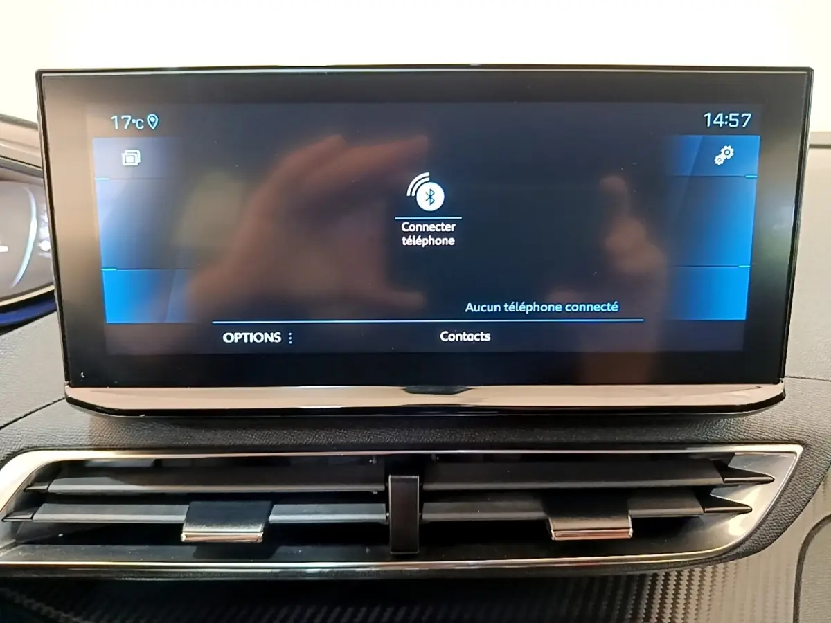 Écran tactile central du tableau de bord du Peugeot 3008 gris foncé, affichant la connexion Bluetooth au téléphone.
