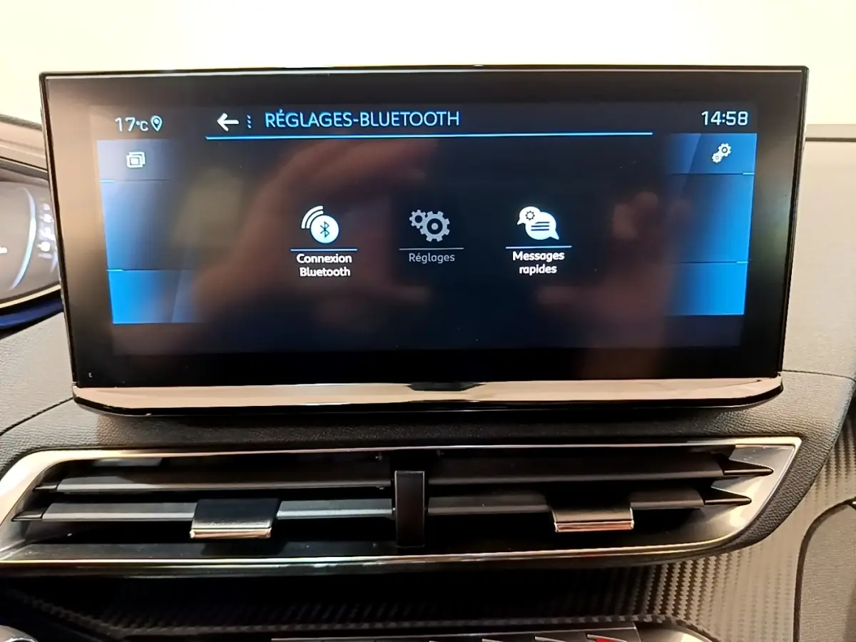 Écran tactile central du tableau de bord du Peugeot 3008 gris foncé, affichant les réglages Bluetooth.