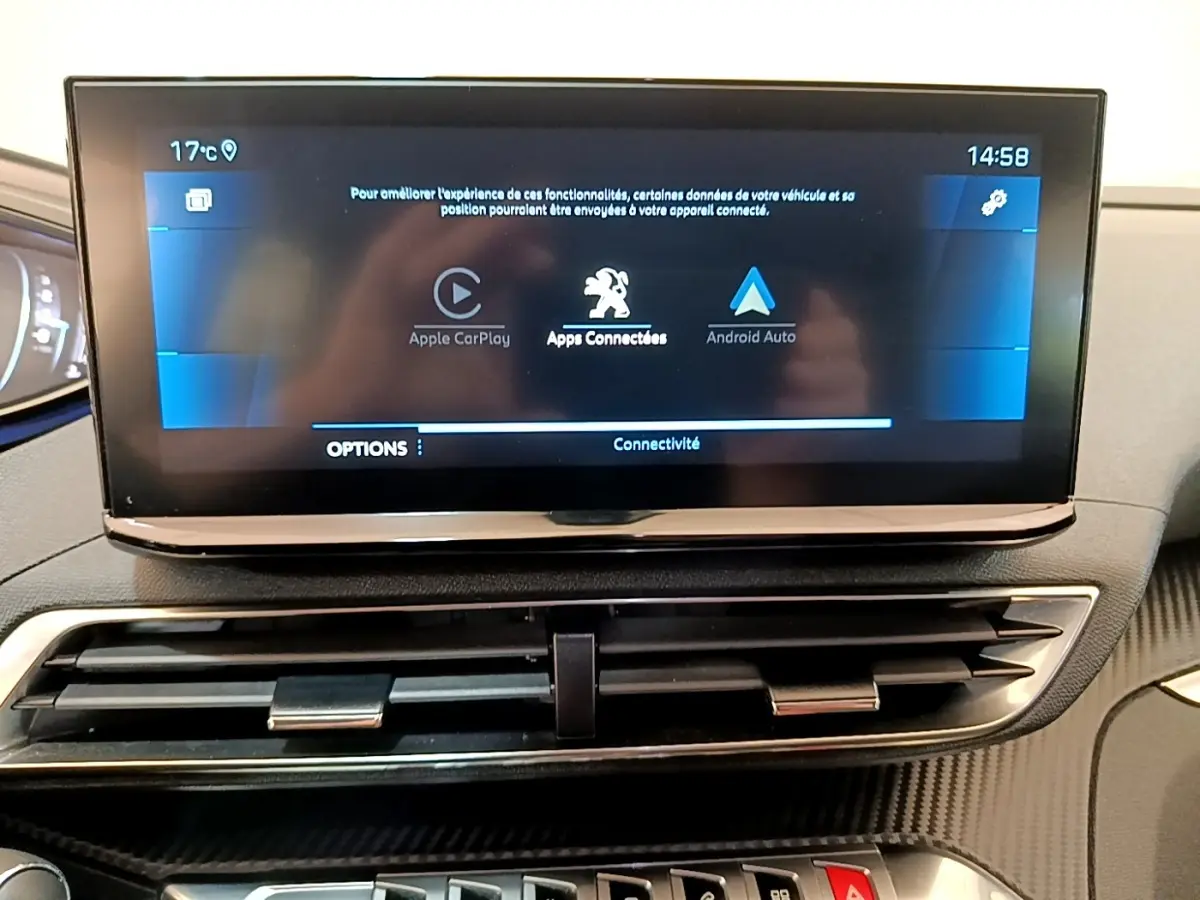 Écran tactile central du tableau de bord du Peugeot 3008 gris foncé, affichant Apple CarPlay et Android Auto.