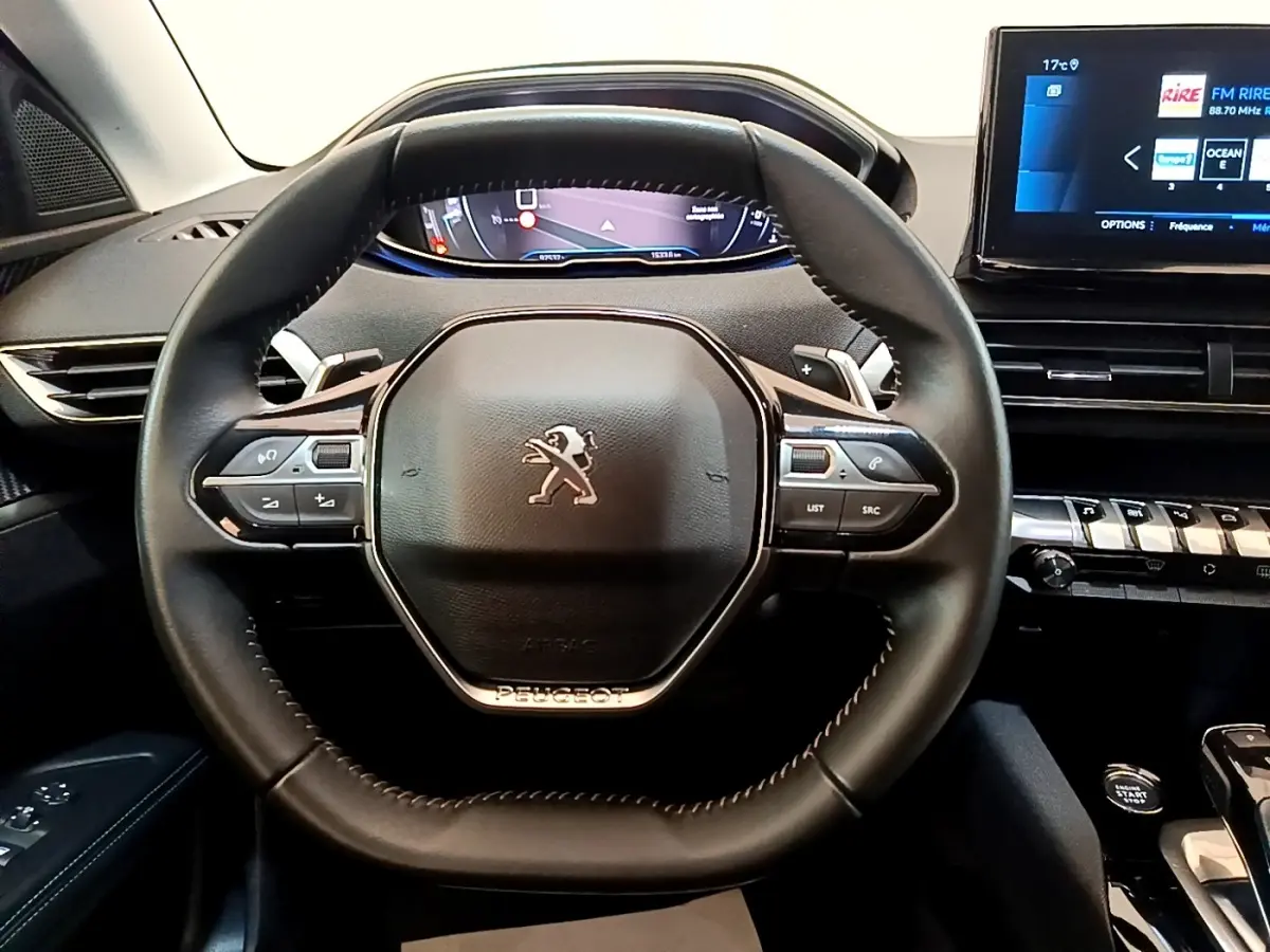 Vue centrée sur le volant cuir noir du Peugeot 3008 2022, avec tableau de bord numérique et écran tactile visible.