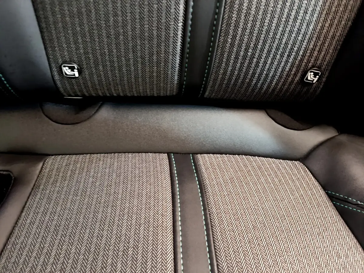 Détail des sièges arrière gris foncé avec surpiqûres vertes et fixations Isofix sur Peugeot 3008 2022.