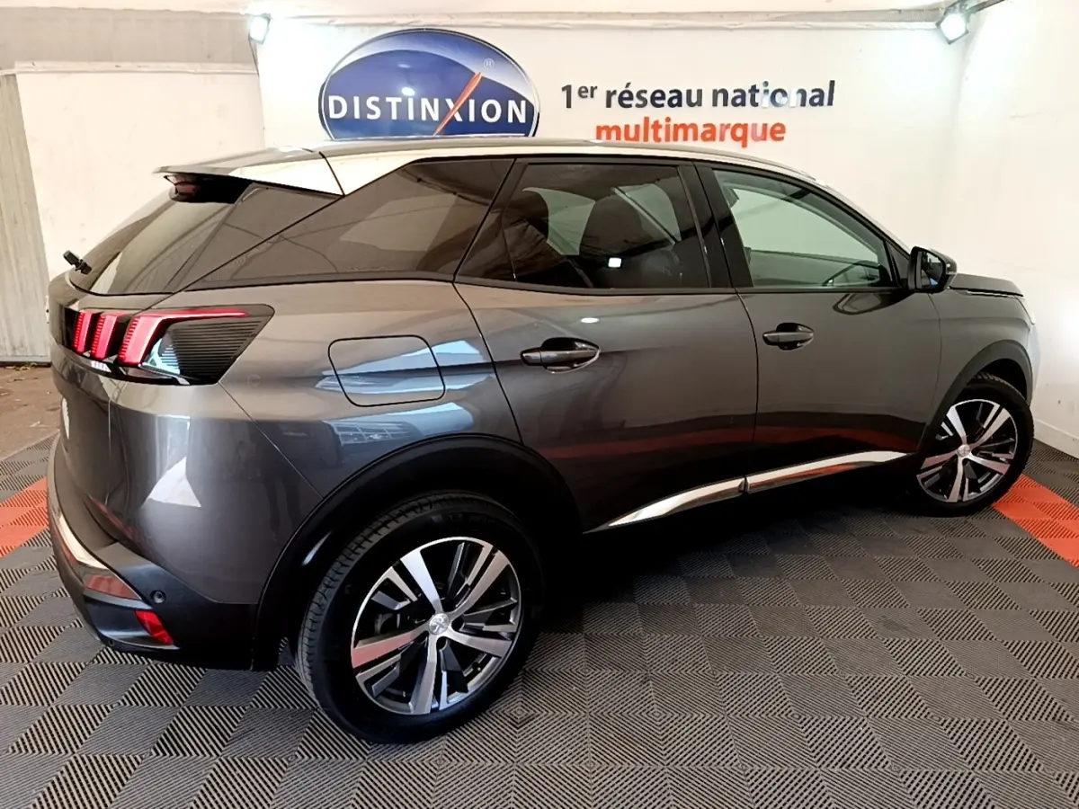 Vue 3/4 arrière droite du Peugeot 3008 gris foncé 2022 avec jantes alliage et feux arrière LED distinctifs.