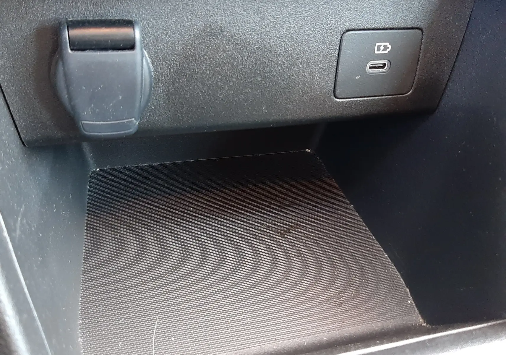 Détail de la console centrale intérieure de la Dacia Sandero Stepway 2025, montrant une prise USB-C et un port 12V.