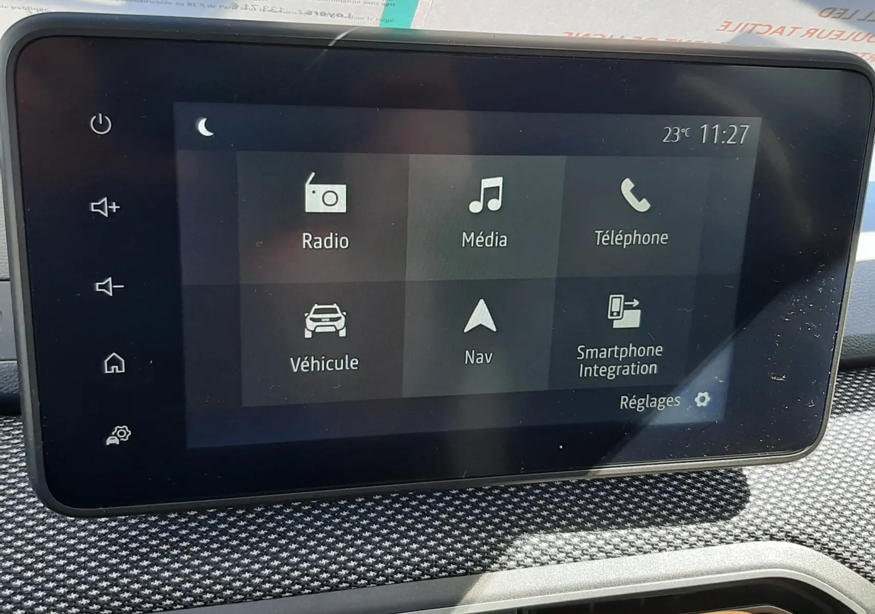 Écran tactile central du tableau de bord de la Dacia Sandero Stepway 2025 affichant les options radio, média, téléphone, navigation et véhicule.