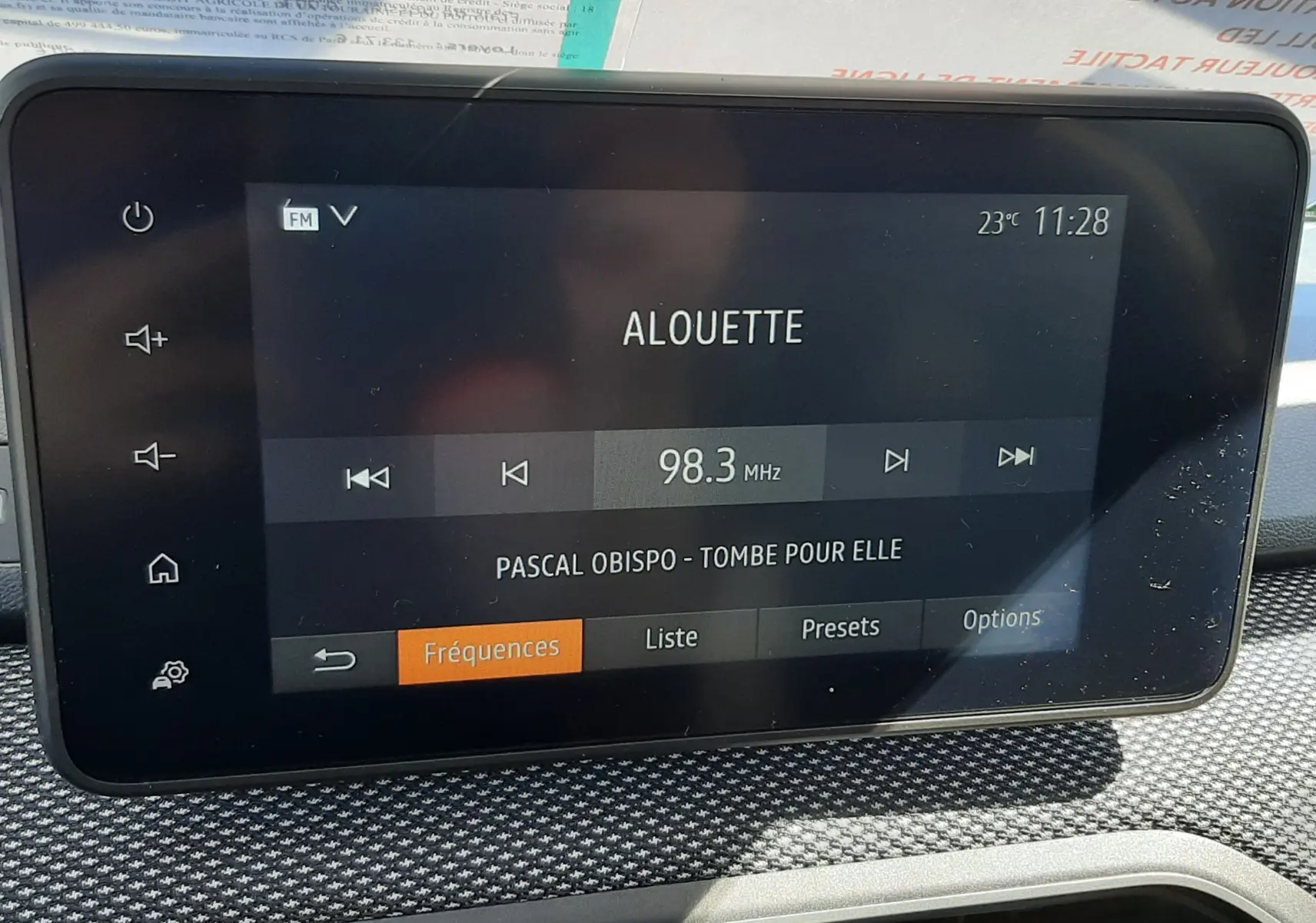 Écran tactile central de la Dacia Sandero Stepway 2025 affichant la radio sur la fréquence 98.3 MHz, ambiance intérieure grise.