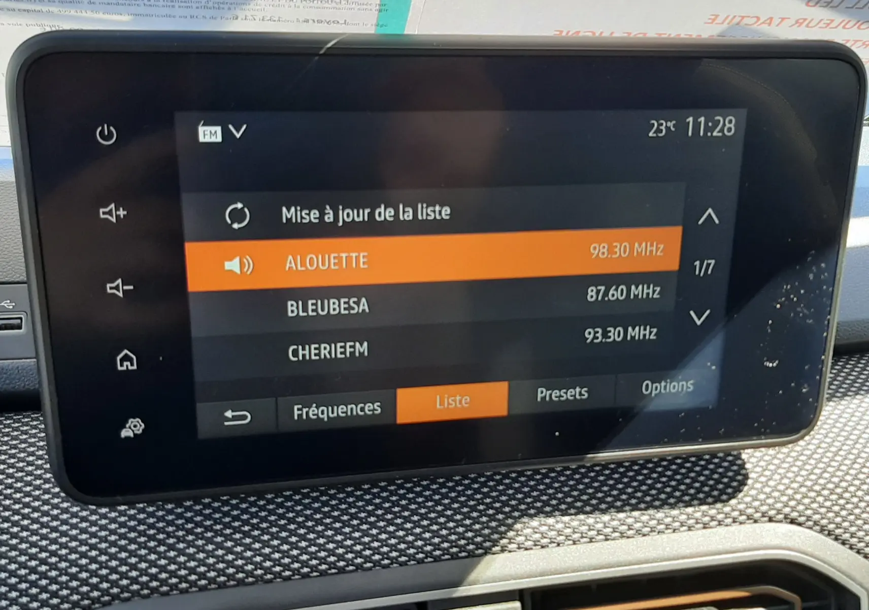 Écran tactile central du tableau de bord de la Dacia Sandero Stepway 2025 avec interface radio FM affichée.