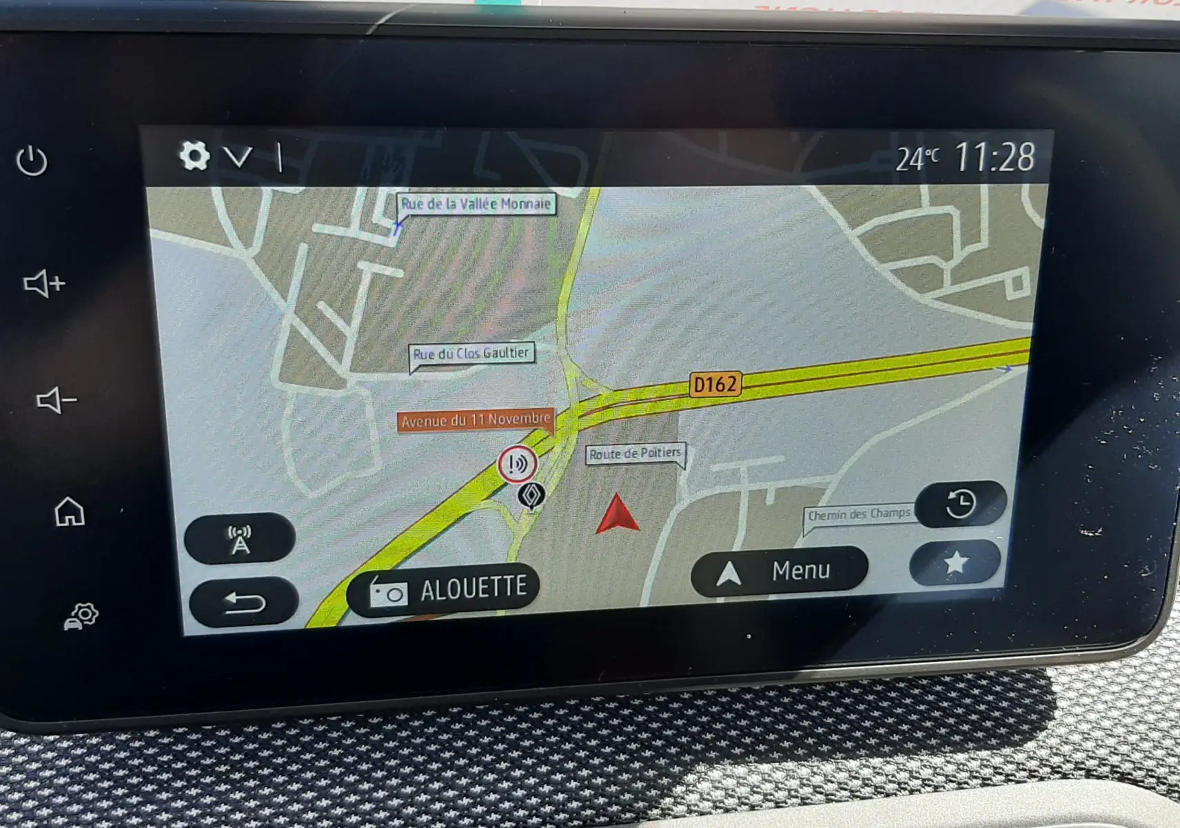 Écran tactile central du tableau de bord du Dacia Sandero Stepway 2025 affichant la navigation GPS en mode carte.