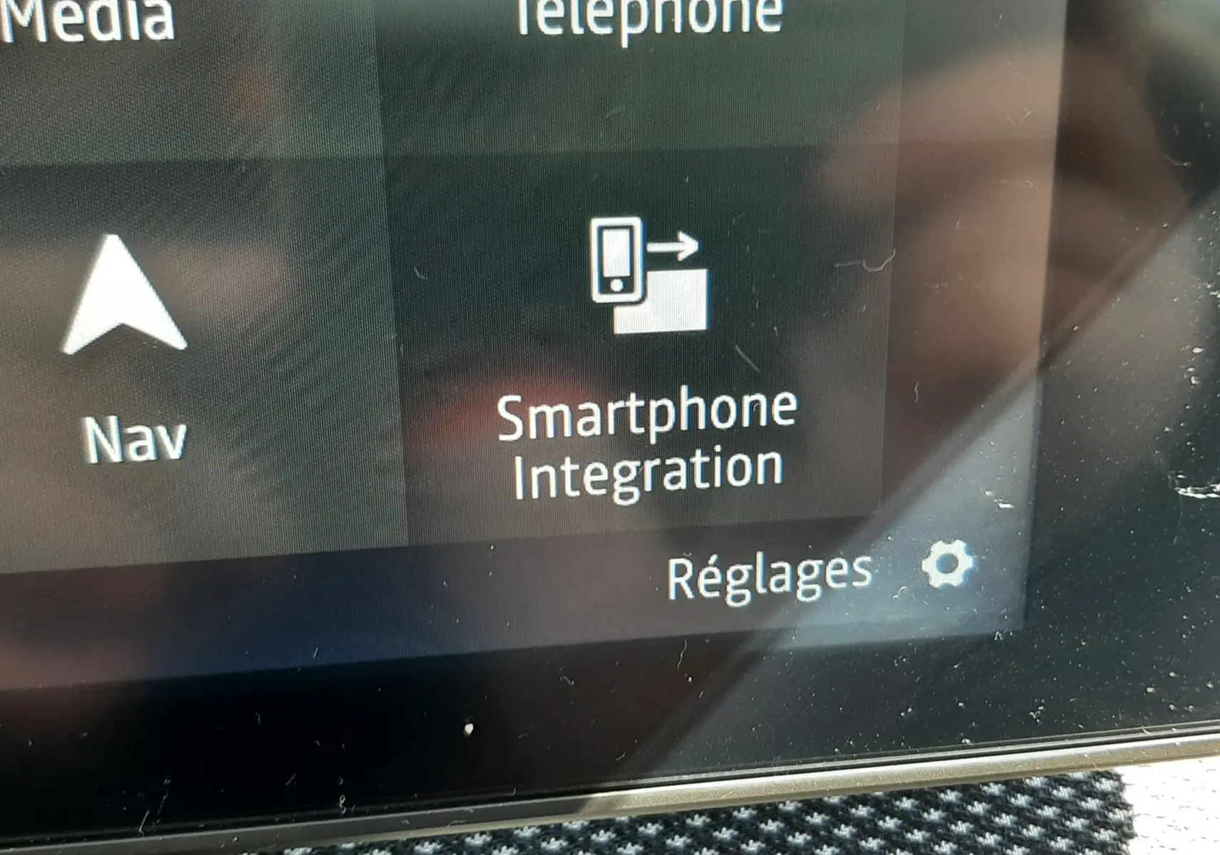 Écran tactile du système multimédia de la Dacia Sandero Stepway 2025 affichant l’intégration smartphone et les options médias.