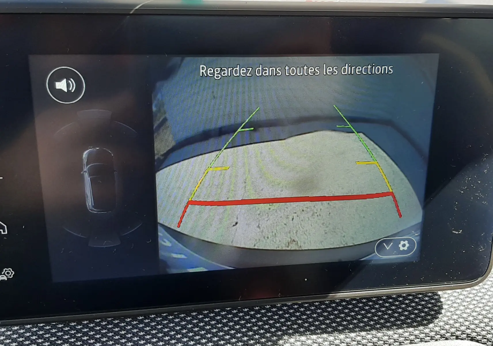 Écran de caméra de recul affichant les lignes de guidage, intérieur de la Dacia Sandero Stepway vert cèdre 2025.