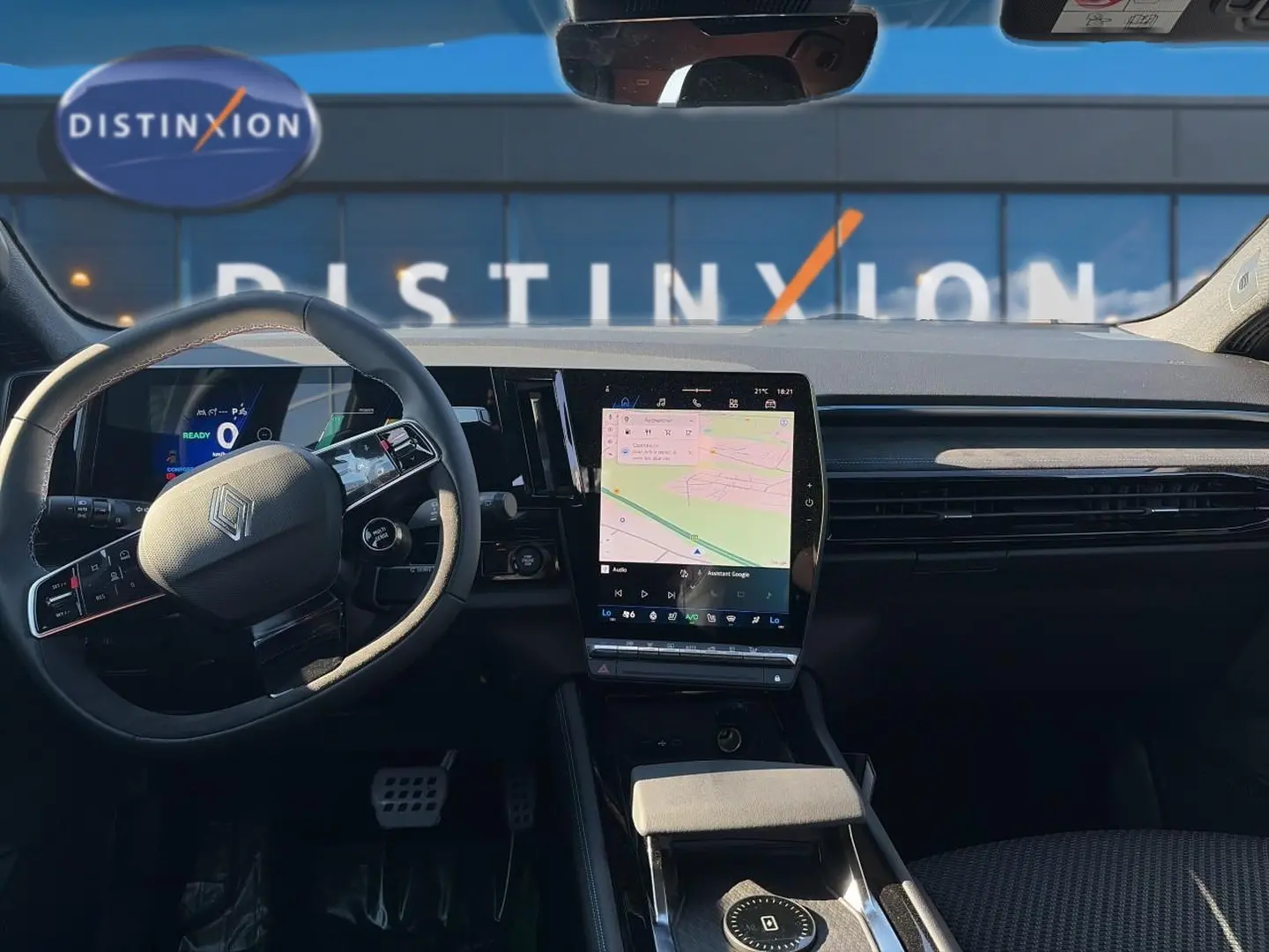 Vue intérieure avant du Renault Austral noir 2026, avec grand écran tactile central et volant multifonction.