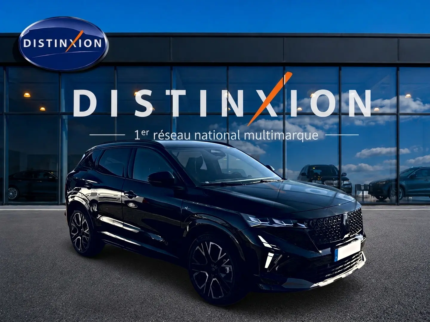 Renault Austral noir en 3/4 avant droit, avec calandre noire distinctive et jantes alliage noires.