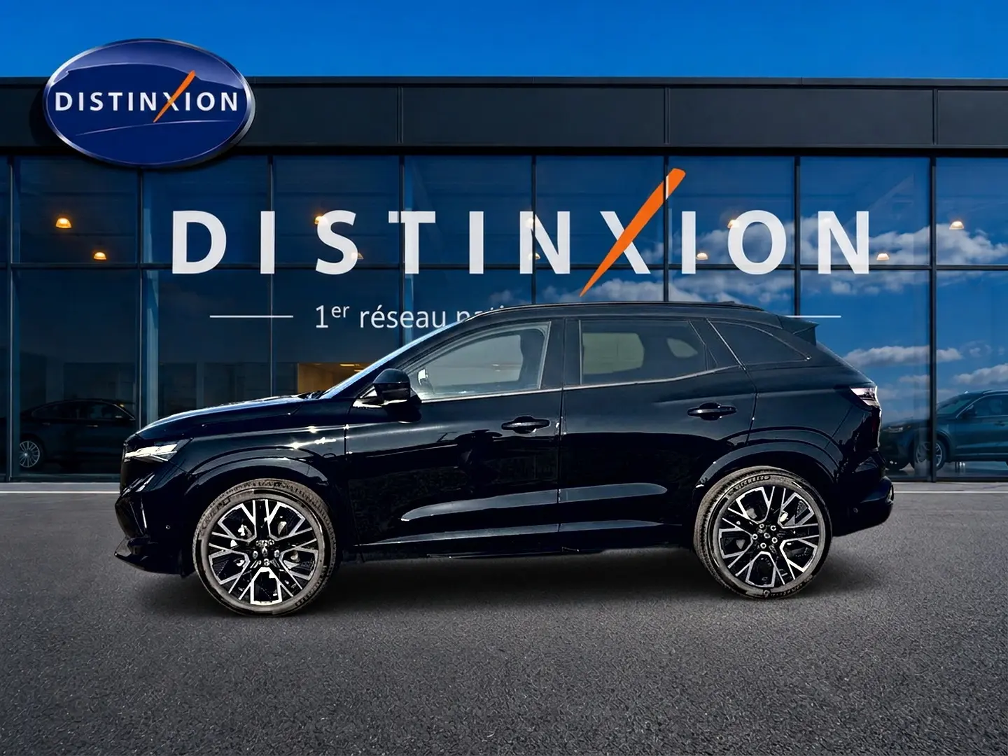 Profil droit du Renault Austral noir 2026 esprit alpine avec jantes alliage et toit noir devant un showroom Distinxion.