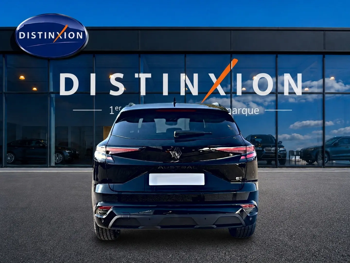 Vue arrière d’un Renault Austral noir 2026 avec feux LED fins et logo distinctif sur fond de vitrine Distinxion.
