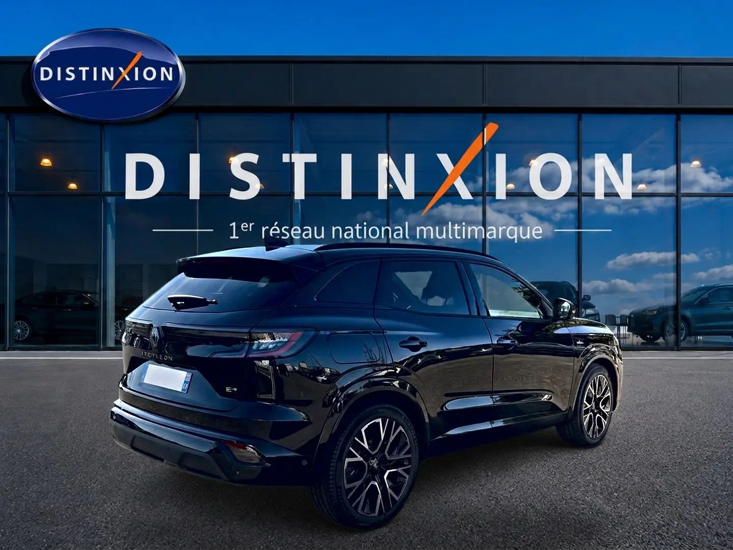 Vue 3/4 arrière droite du Renault Austral noir brillant avec jantes alu et becquet arrière, devant une vitrine Distinxion.