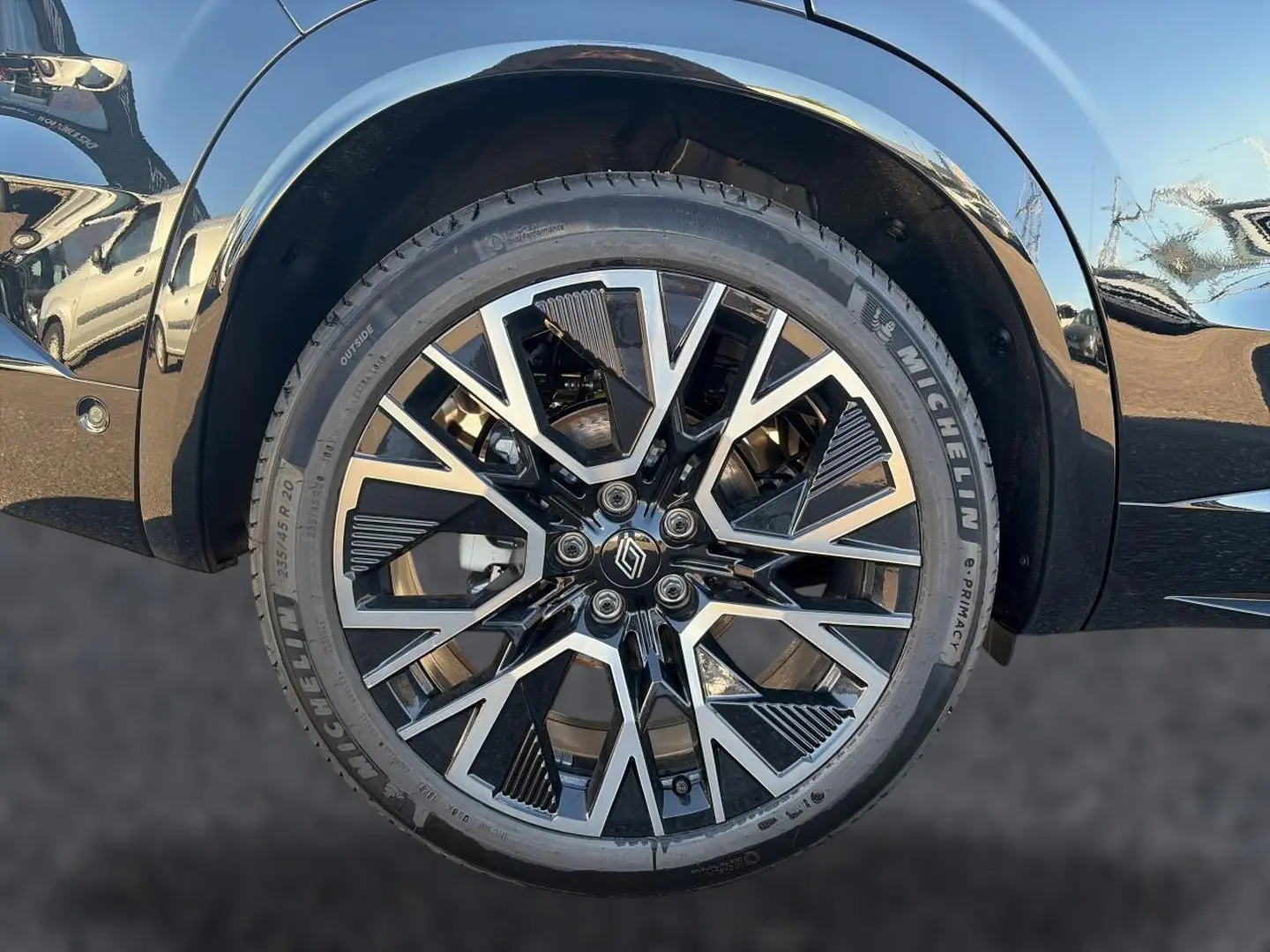 Gros plan sur la roue avant droite noire du Renault Austral 1.2 e-tech full hybrid avec jante alu bicolore design moderne.