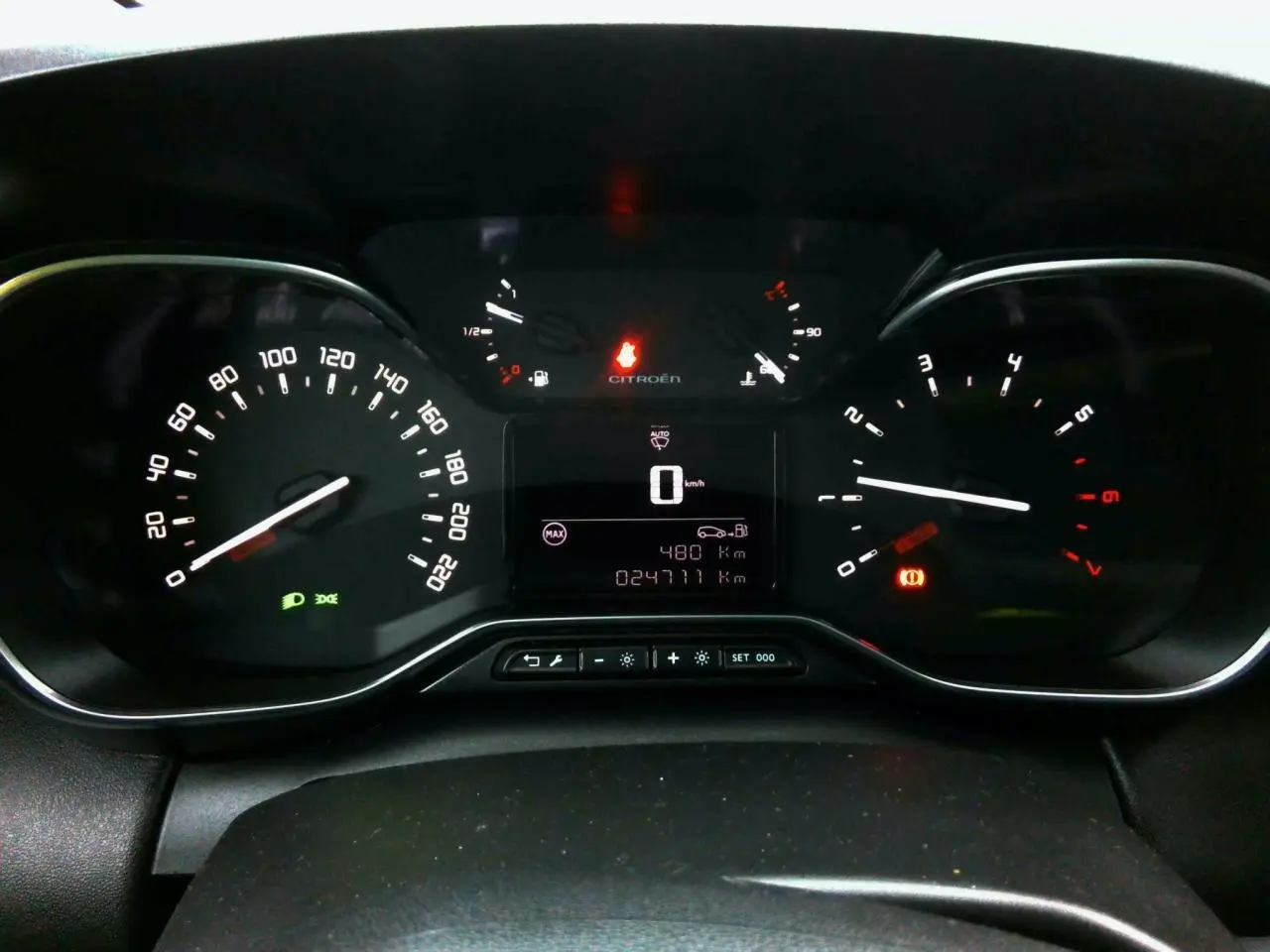 Vue rapprochée du tableau de bord noir du Citroën C3 Aircross 2024 avec compteurs numériques et analogiques allumés.