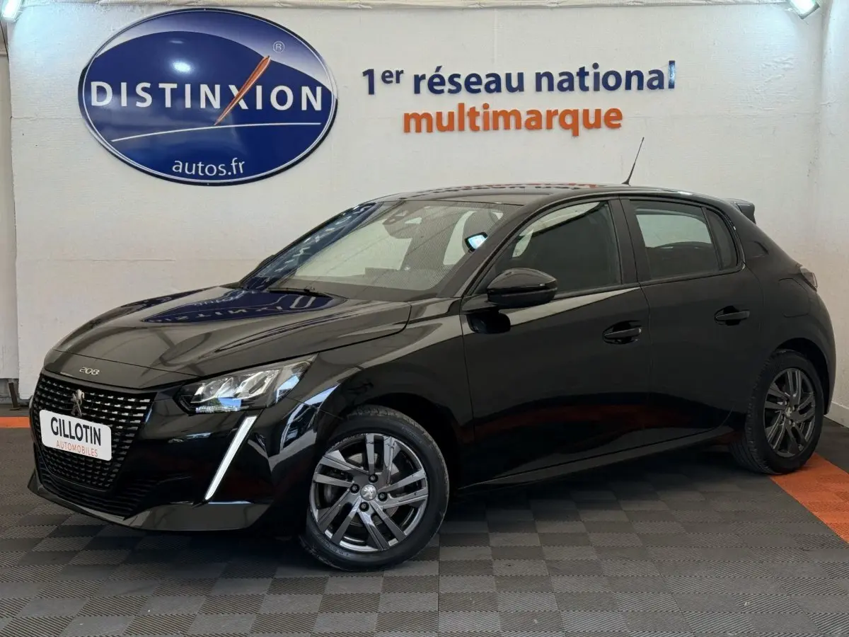Peugeot 208 noir vue en 3/4 avant droit, avec calandre distinctive et jantes alliage foncé.