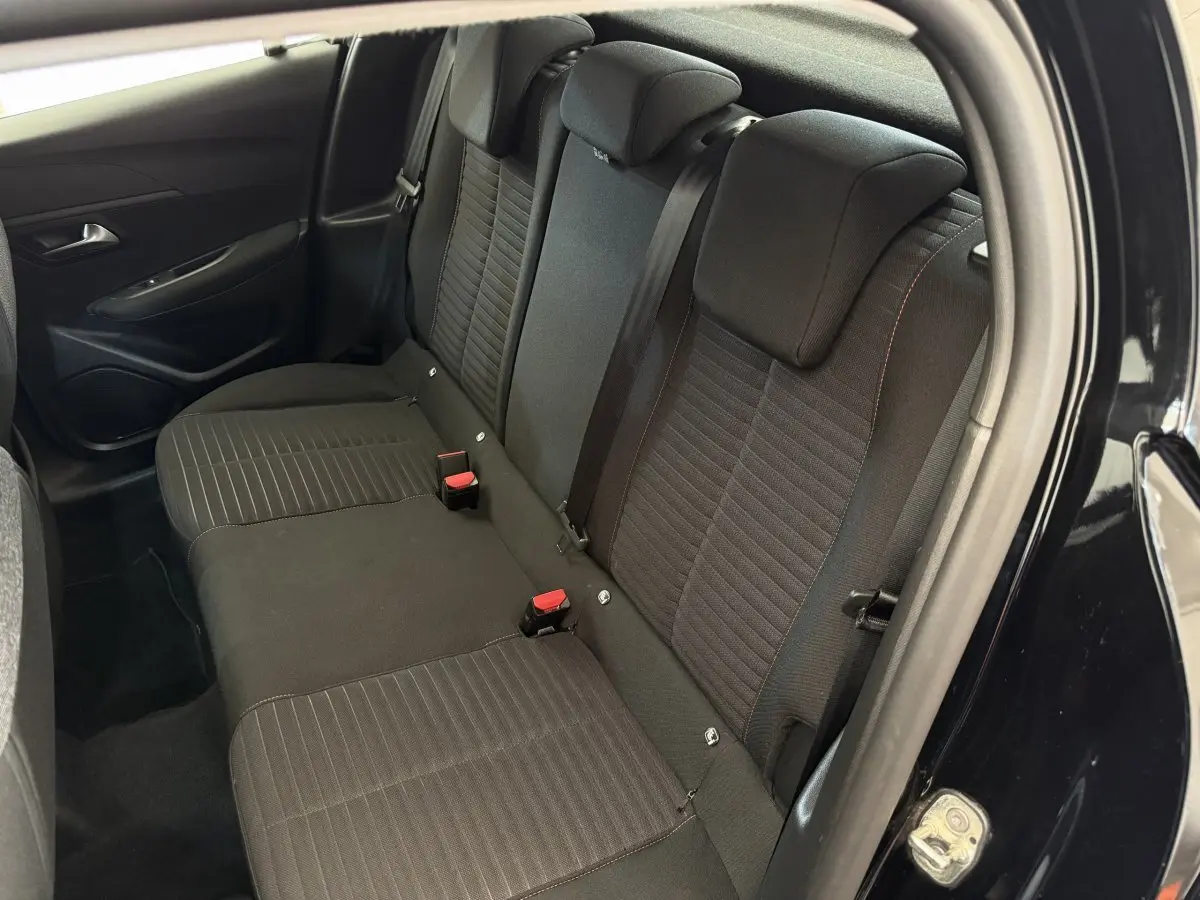 Banquette arrière noire vue côté droit de la Peugeot 208 2021 avec ceinture et appuie-têtes intégrés.