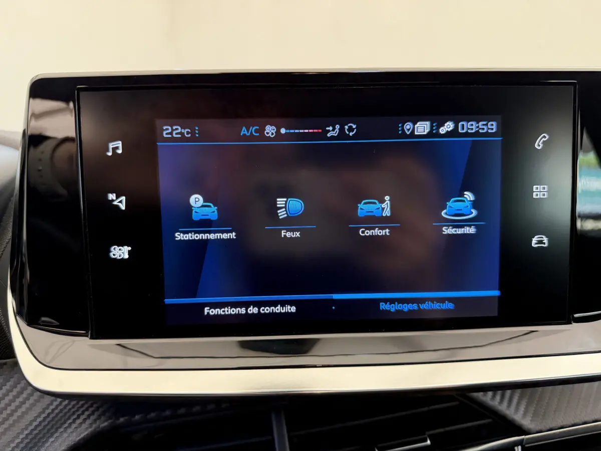 Écran tactile central du tableau de bord d'une Peugeot 208 noire, affichant les réglages de conduite.