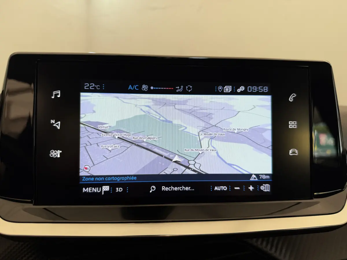 Écran tactile de navigation 7 pouces affichant une carte dans le tableau de bord d'une Peugeot 208 noire