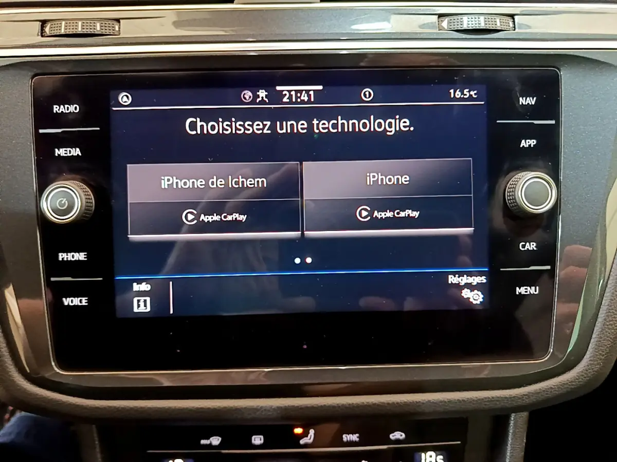 Écran tactile central du Volkswagen Tiguan 2021 affichant le choix de connexion Apple CarPlay.