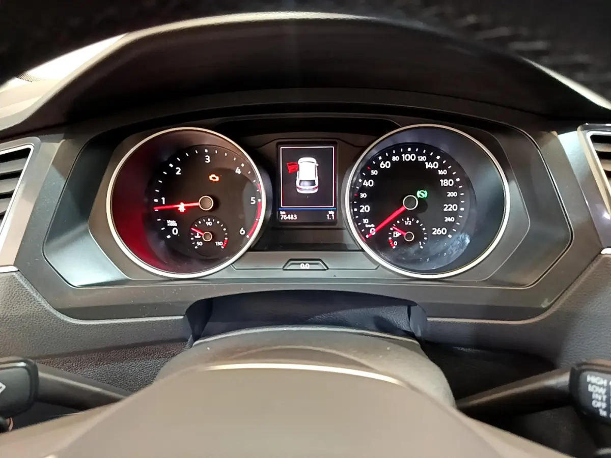 Vue intérieure du tableau de bord et volant cuir du Volkswagen Tiguan noir 2021, finition Life Business.